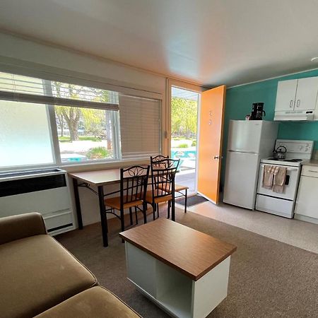 Holiday Beach Resort Motel Okanagan Falls Dış mekan fotoğraf